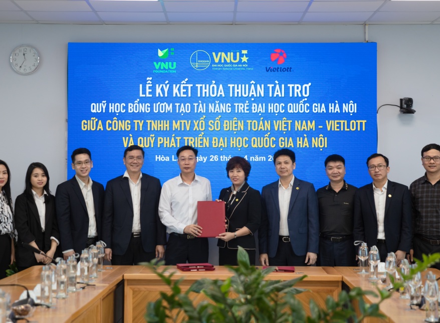 Quỹ Phát triển ĐHQGHN ký kết với Công ty TNHH MTV Xổ số điện toán Việt Nam (Vietlott) thỏa thuận tài trợ 500 triệu đồng vào Quỹ Ươm tạo tài năng trẻ ĐHQGHN