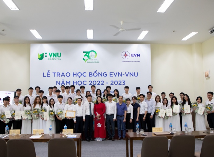 ĐHQGHN phối hợp với Quỹ Phát triển ĐHQGHN tổ chức lễ trao học bổng EVN-VNU năm học 2022-2023