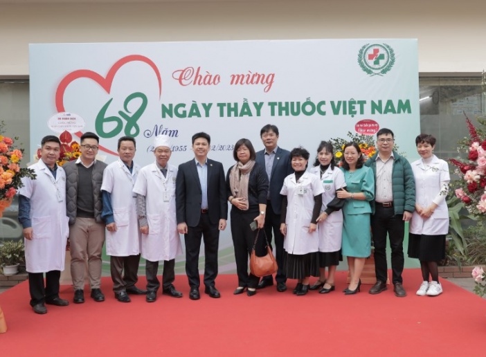 Lãnh đạo ĐHQGHN chúc mừng đội ngũ y, bác sĩ, giảng viên nhân ngày Thầy thuốc Việt Nam